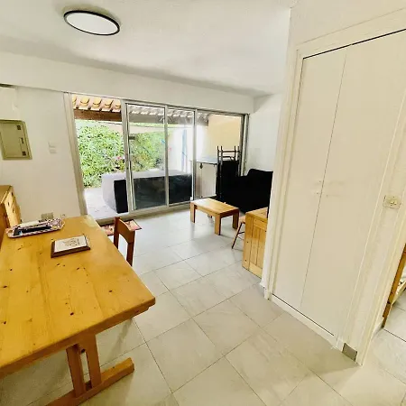 Climatise En Rez-de-jardin Avec Parking, A 50m De La De La Roquille - Fr-1-723-117 * Agde
